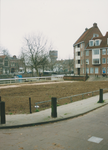 861573 Gezicht op het terrein voor een speelveldje tussen de Nieuwekade (achtergrond) en Weerdsingel W.Z. te Utrecht, ...